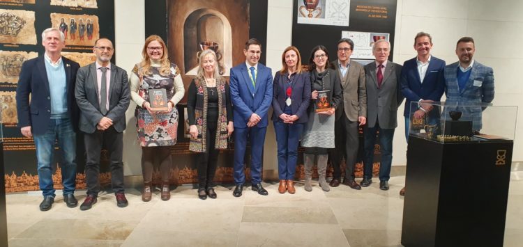El aeropuerto de Valencia acoge la exposición internacional del Santo Cáliz de Valencia