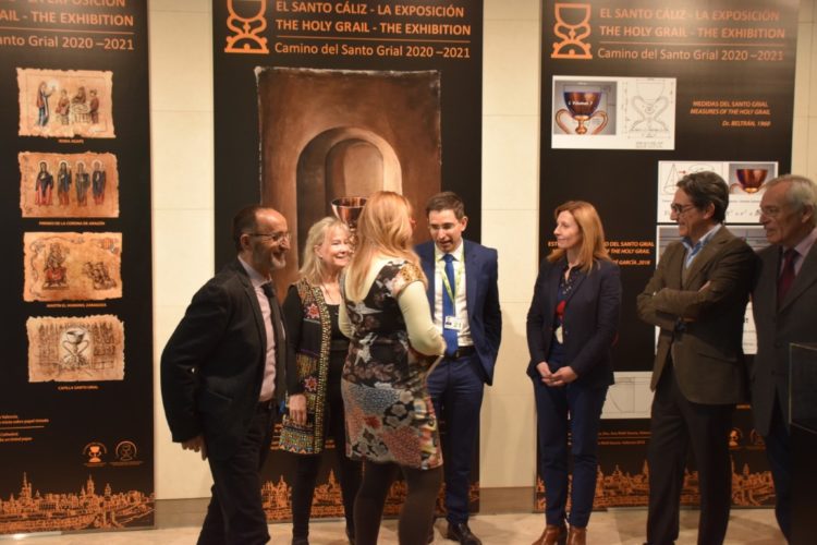 El aeropuerto de Valencia acoge la exposición internacional del Santo Cáliz de Valencia