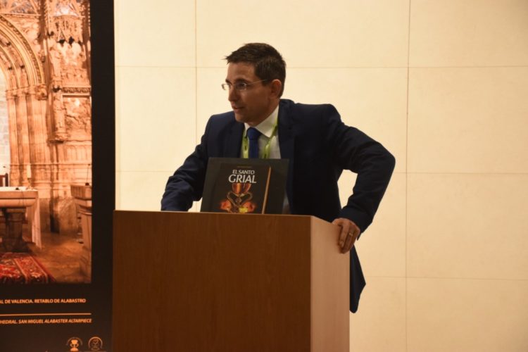 El aeropuerto de Valencia acoge la exposición internacional del Santo Cáliz de Valencia