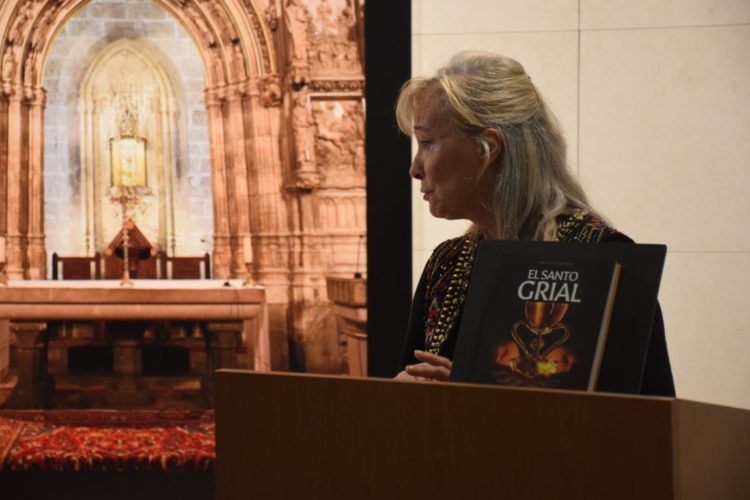 El aeropuerto de Valencia acoge la exposición internacional del Santo Cáliz de Valencia