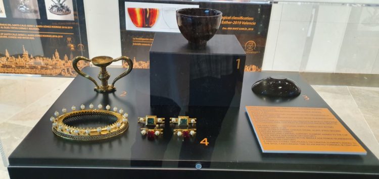 El aeropuerto de Valencia acoge la exposición internacional del Santo Cáliz de Valencia