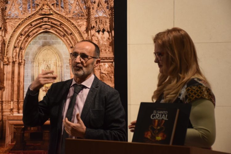 El aeropuerto de Valencia acoge la exposición internacional del Santo Cáliz de Valencia