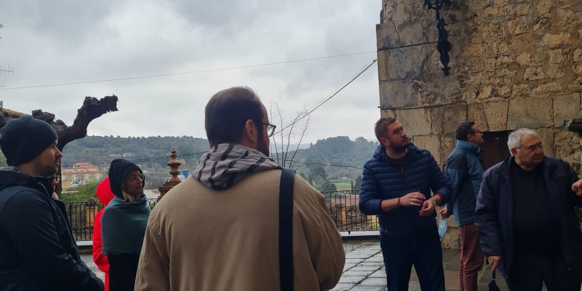 Jose Ángel Planillo, miembro de la Asociación Cultural El Camino del Santo Grial acompaña un tramo del camino a TT. OO. polacos