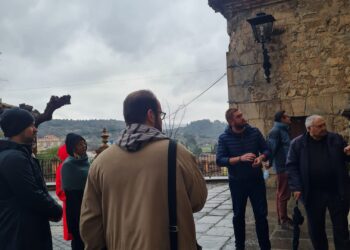 Jose Ángel Planillo, miembro de la Asociación Cultural El Camino del Santo Grial acompaña un tramo del camino a TT. OO. polacos